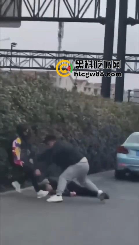 上海逆天伦理大戏，儿子路虎别车美式截停母亲宝马，逮住姘头就是一顿爆锤，现场爆踩老头直接被抬走！-11