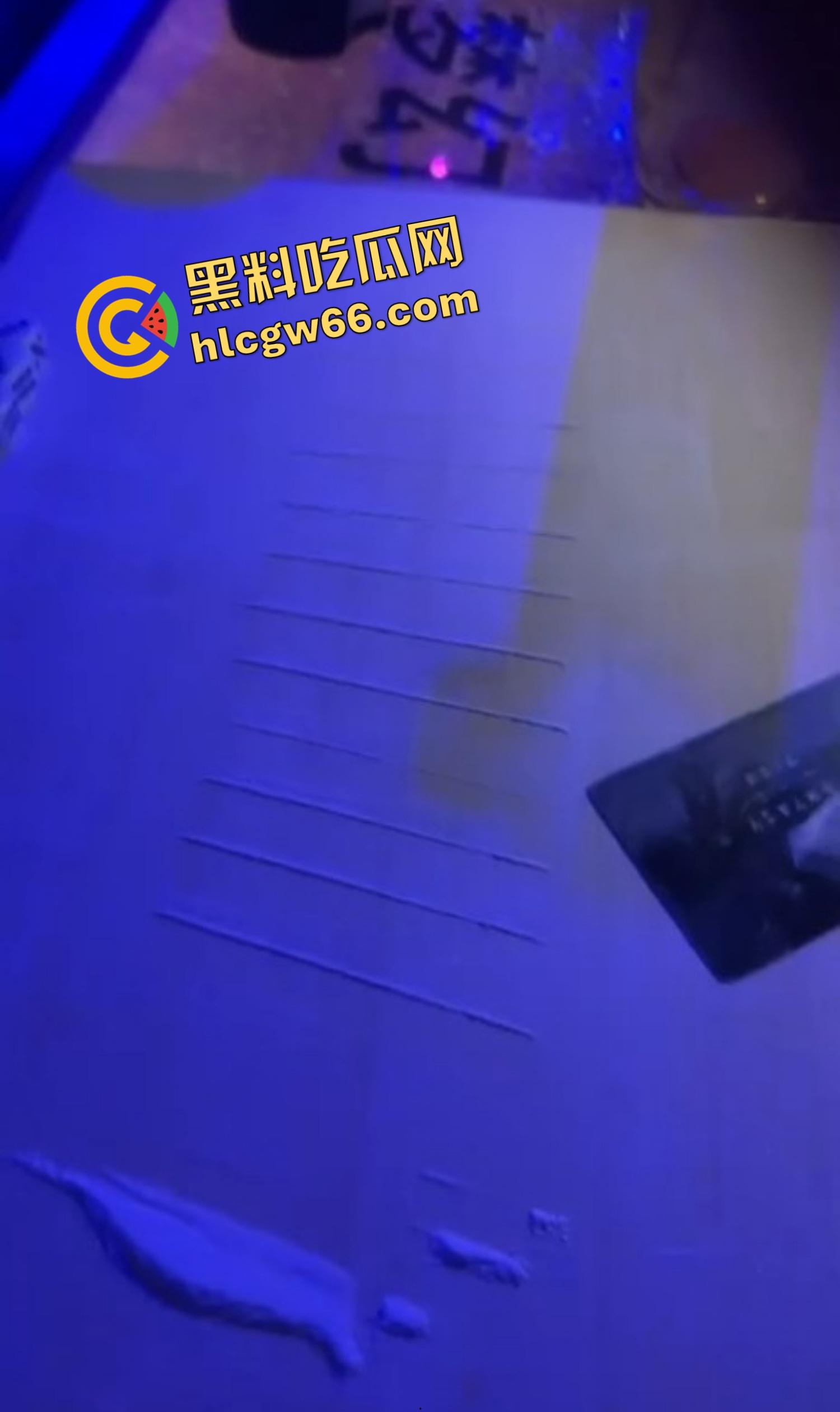 东南亚KTV真实疯批现场，乌烟瘴气全场开K，女的脱光裸舞，男的边吸边操，电影诚不欺我！-6