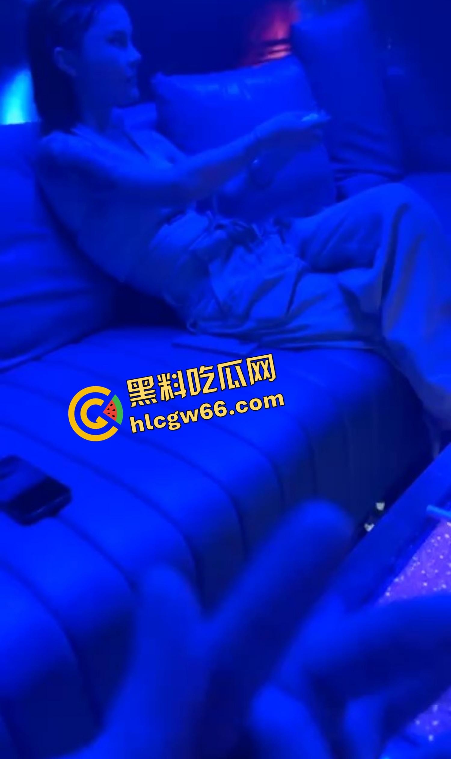 东南亚KTV真实疯批现场，乌烟瘴气全场开K，女的脱光裸舞，男的边吸边操，电影诚不欺我！-9