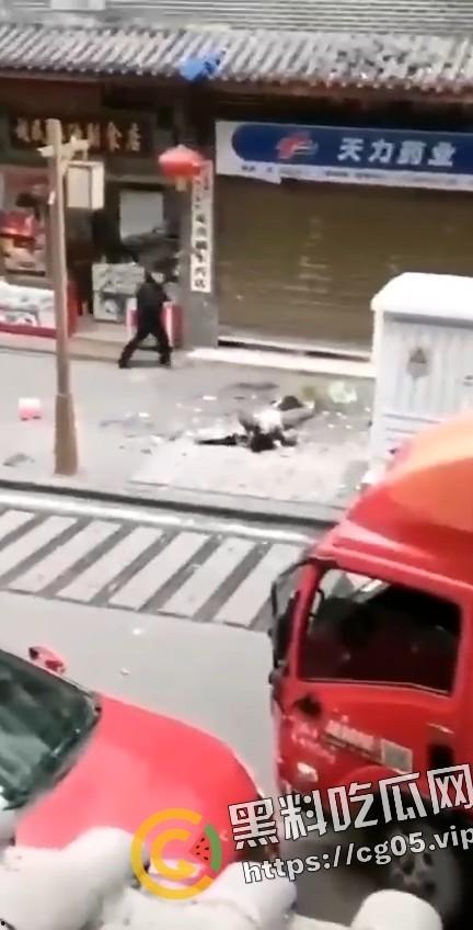 四川内江东兴老街里凤窝街 两口子吵架女方跳楼 现场监控画面流出 人直接不能动了-3