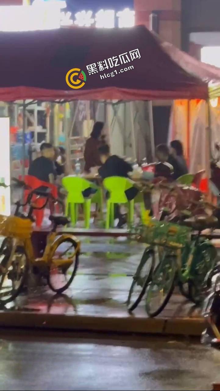 四川抖音46万粉丝网红『梅娜』看错朋友又看错恋人 深夜大排档和众人打架 现场视频流出-9