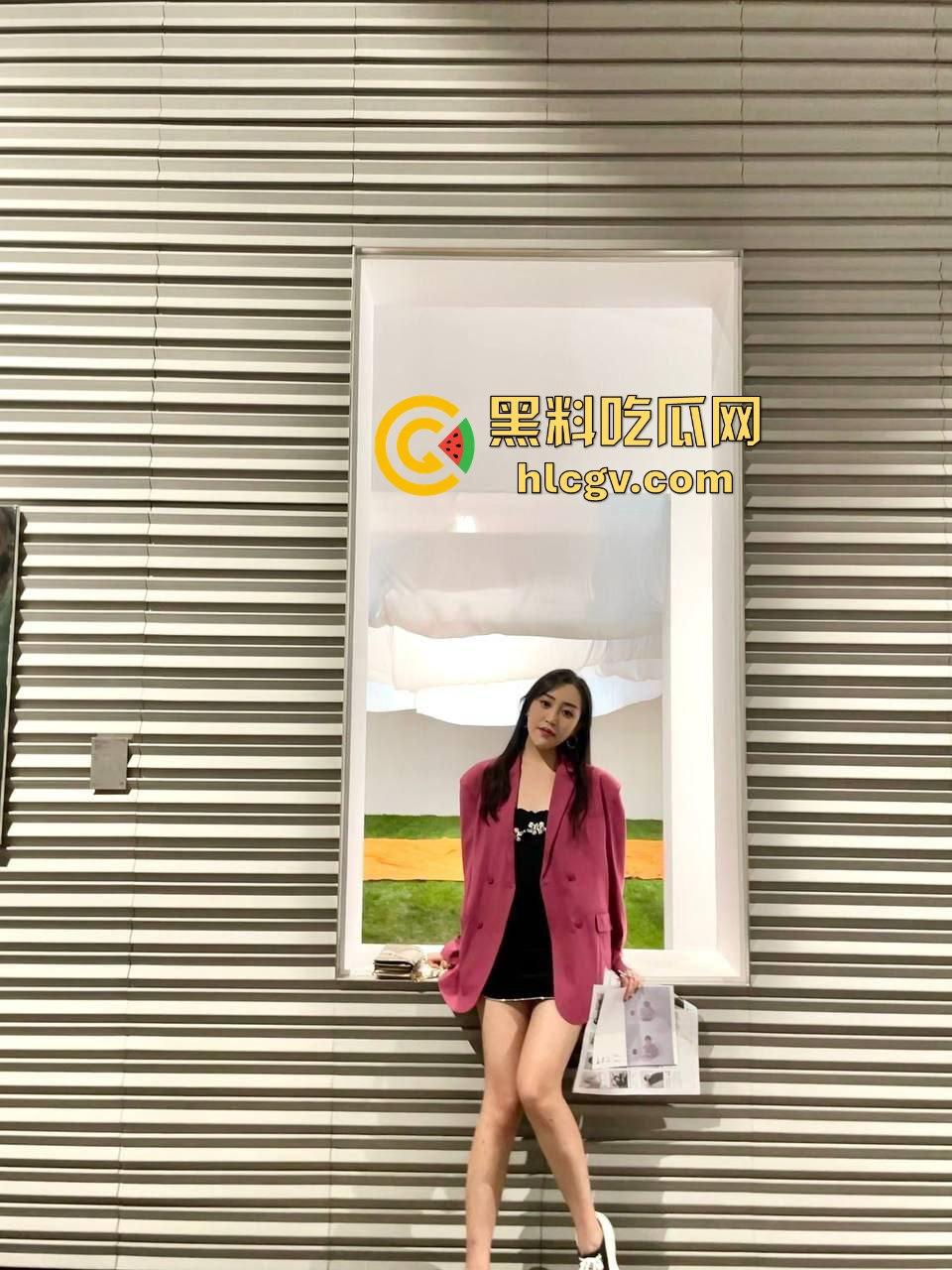 高颜值妹子测评！一个淑女一个御姐，臀后青痣御姐狂吃鸡，白虎淑女嫩穴适合前插，直接冲击视觉！-1