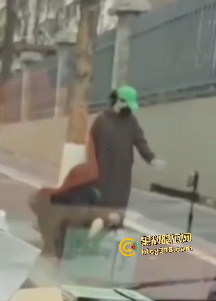 丰满大学生户外直播大衣里面全裸只穿黑丝，翘臀对镜头抠逼自慰，谁知被车上大哥偷拍正着！-5