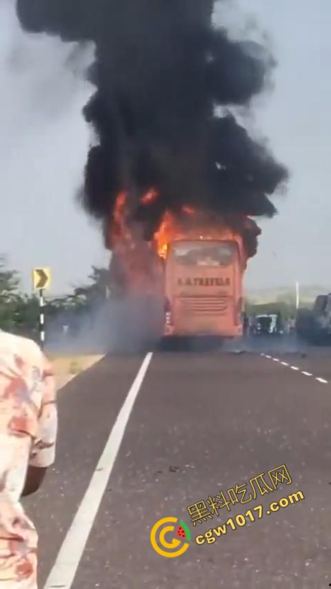印度拉贾斯坦邦新购巴士惨烈失火，20人惨遭烈焰吞噬命丧黄泉，焦黑车厢隐隐哀嚎，车主凄凉新车梦碎-2