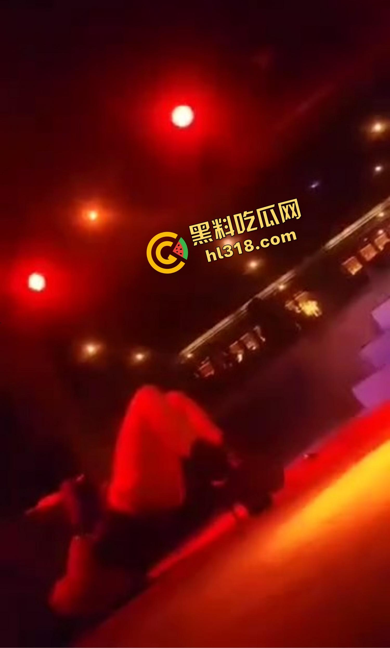 这是什么b？别人喷水她喷火星子，别说潮吹了直接给观众衣服烫个洞，真把自己当打火机了？-5