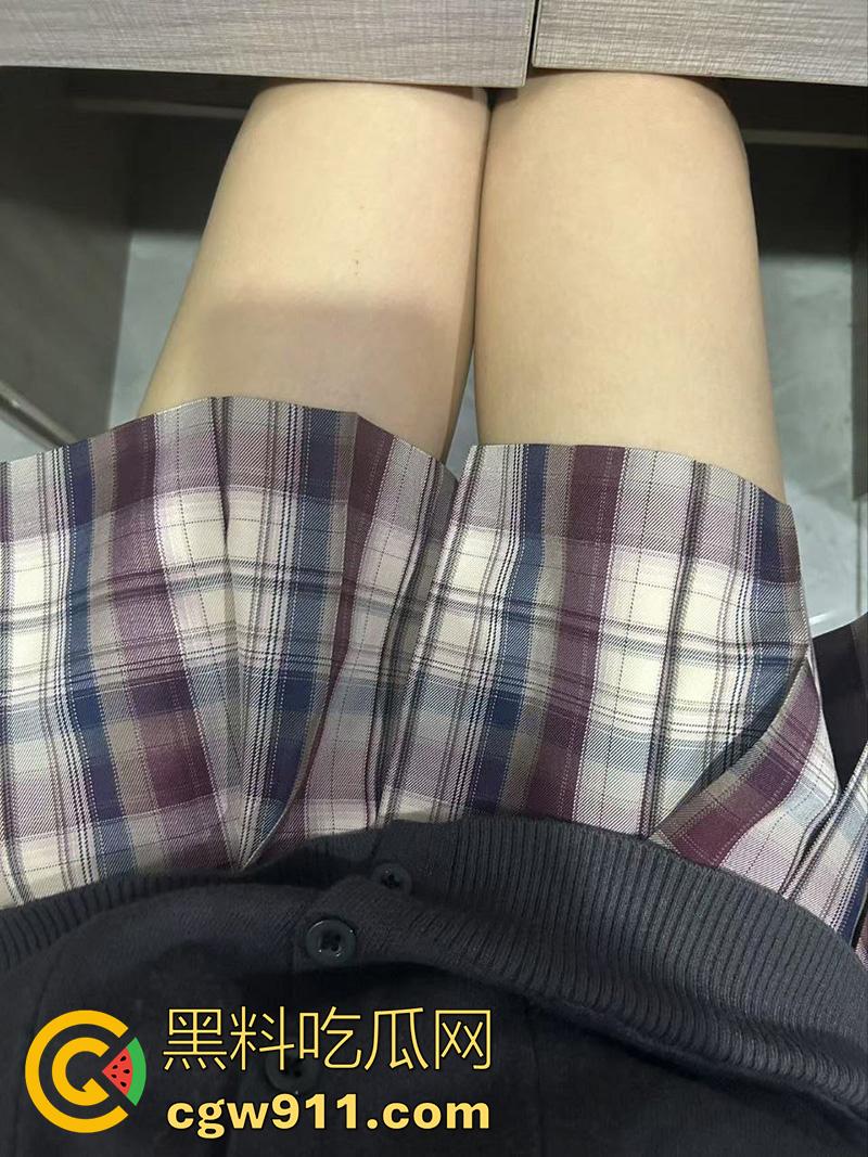 广西桂林十八中母狗【苏莉莉】，肌肤白嫩大奶饱满诱惑，被金主包养，调教深喉口交，粗长大屌一口吞也没问题！-2