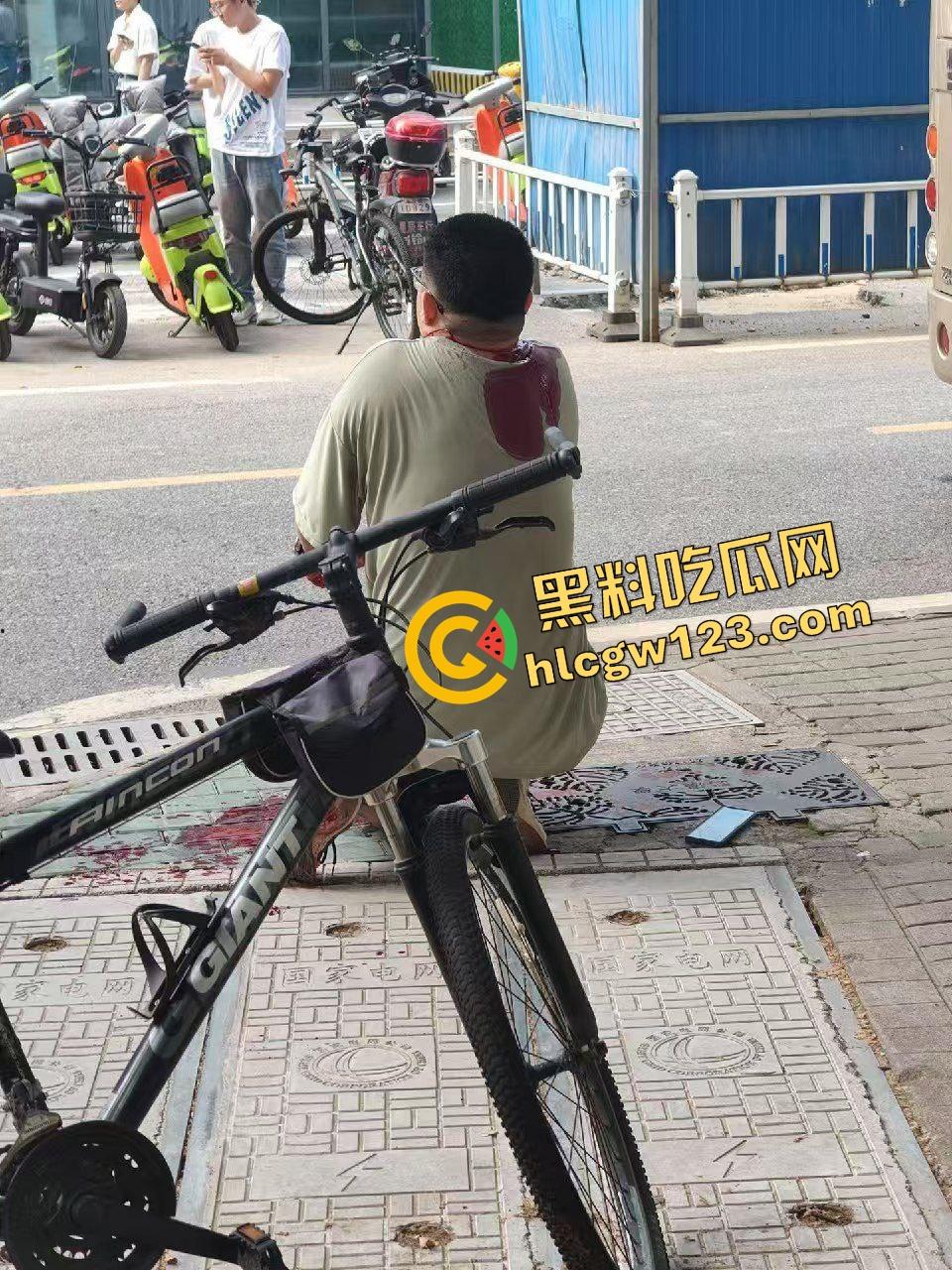 武汉大学学生论文吗没过就开砍？食堂见人上去就一刀，无差别出刀，年轻人心态这么炸裂的吗？-5