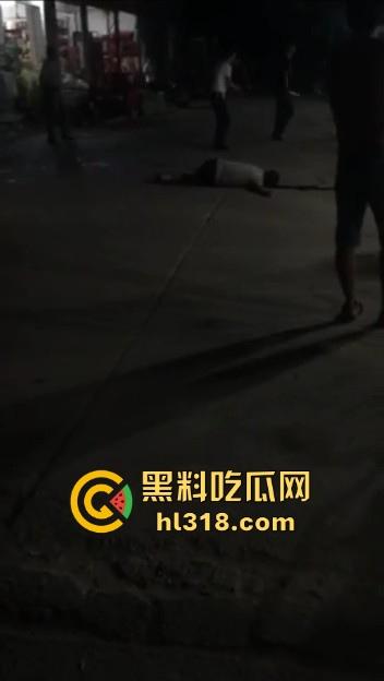江西樟树精神小伙大火拼！多名男子发生争吵后持刀斗殴，男子被砍到脖子血流一地，真猛啊！-4