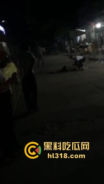 江西樟树精神小伙大火拼！多名男子发生争吵后持刀斗殴，男子被砍到脖子血流一地，真猛啊！-6