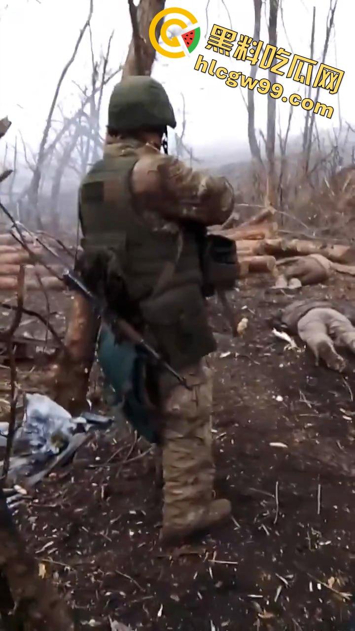惨无人道！俄乌战场竟公然对俘虏痛下杀手，这暴行像恶魔的爪牙，撕碎了文明的遮羞布-1