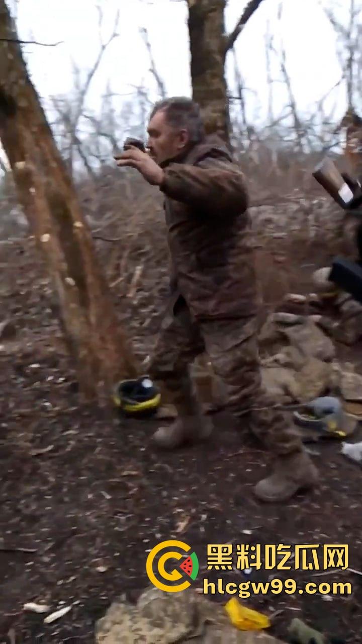 惨无人道！俄乌战场竟公然对俘虏痛下杀手，这暴行像恶魔的爪牙，撕碎了文明的遮羞布-3