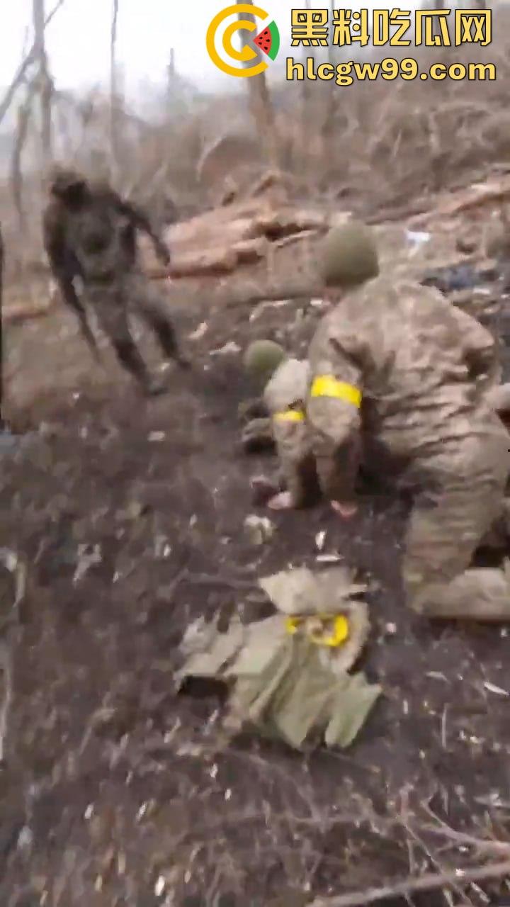 惨无人道！俄乌战场竟公然对俘虏痛下杀手，这暴行像恶魔的爪牙，撕碎了文明的遮羞布-8