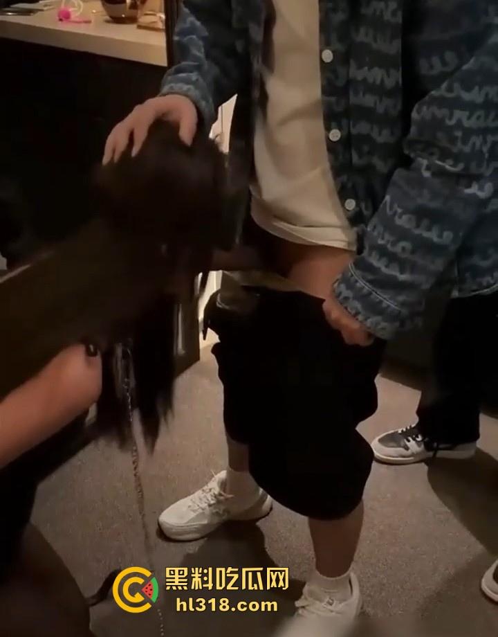 4男1女群P大作战流出曝光，超乱淫啪深喉口交，狂野呻吟和肉体碰撞，现场超淫靡！-1