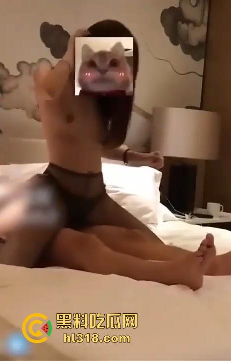 4男1女群P大作战流出曝光，超乱淫啪深喉口交，狂野呻吟和肉体碰撞，现场超淫靡！-5