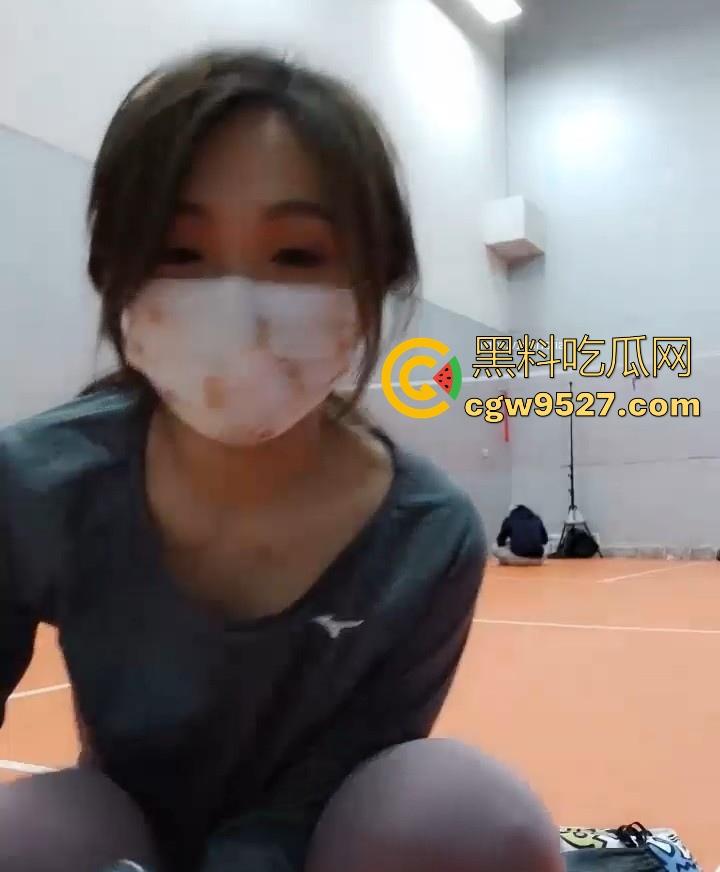 户外露出博主【贝塔不是小趴菜】挑战带粉丝球馆露出自慰，大胆脱光边打边自慰，这身材和蜜桃臀真是极品啊！-2