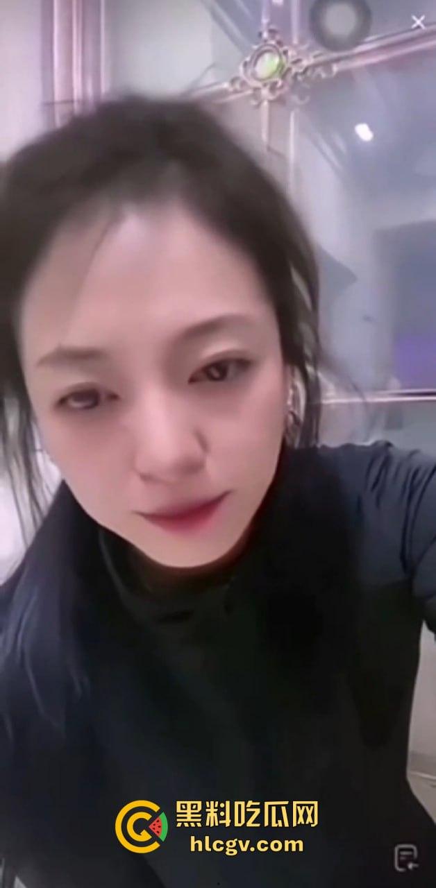 抖音擦边女主播『妮可』直播被粉丝喷假胸怒了！当场脱衣真空自证没有垫东西，结果直播间直接被封！-12