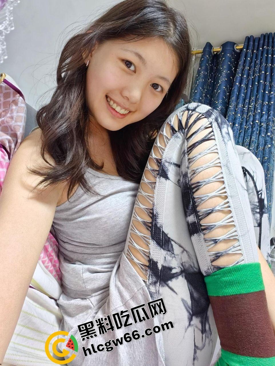 湖南白虎骚妹【姜茉莉】操疯了，鸡巴骑上去自己动舔舔舔吞吞吞坐坐坐，小穴被干得啪啪响！-1