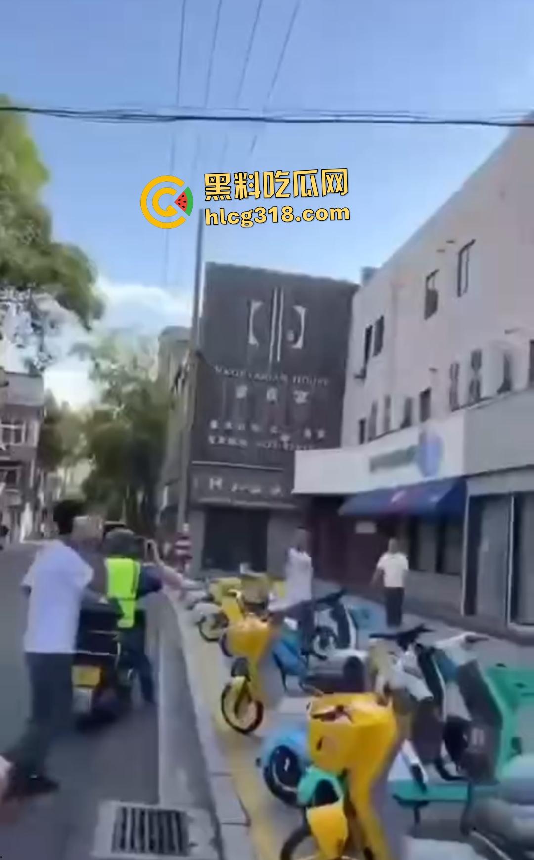 嘉兴斜西街安乐路口四人无故暴打路人！菜刀镰刀梯子狂殴，受害者倒地不起！-5