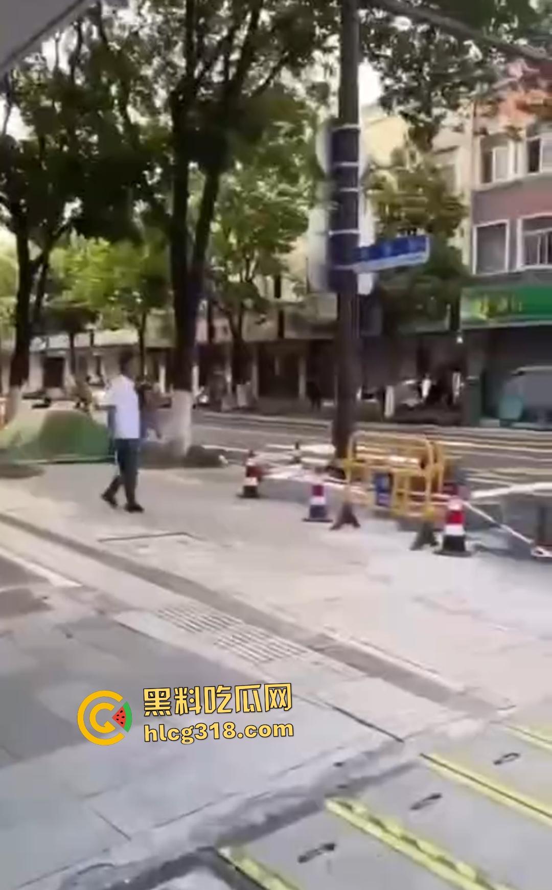 嘉兴斜西街安乐路口四人无故暴打路人！菜刀镰刀梯子狂殴，受害者倒地不起！-7