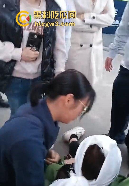 顺德梁球锯职业学校学生跳河自杀，校方没收手机逼出人命！母亲校门口哭到休克，学校冷血旁观！-8