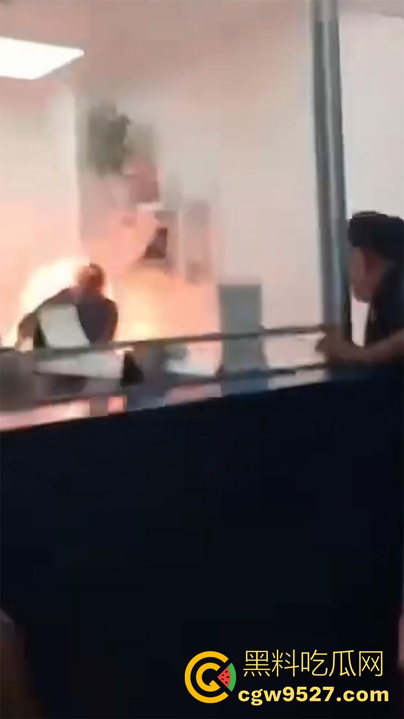 哈萨克斯坦男子，在阿拉木图机场自焚，火势很快被扑灭，受害者被送往市立医院接受治疗！-1