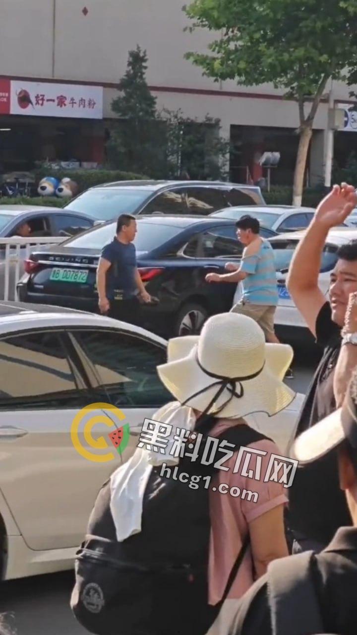 山东青岛马路中央惊现“真人快打”！50岁大爷一拳KO40岁小伙成拳皇-3