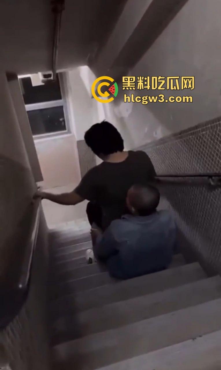 盘点楼梯间的激情爱情 从学生情侣到职场男女楼道性价比高到让人忘了如家 转角处全是爱！-8