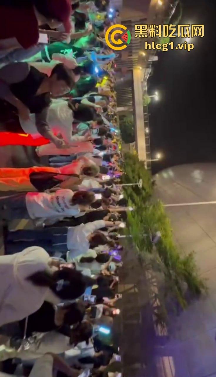 时代少年团真不愧是内娱顶流！此刻常州奥体的外场气氛嗨到堪比演唱会现场！-7