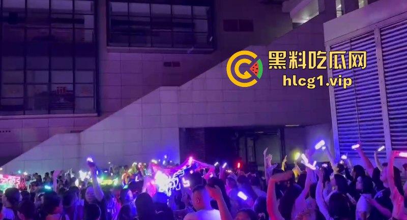 时代少年团真不愧是内娱顶流！此刻常州奥体的外场气氛嗨到堪比演唱会现场！-8