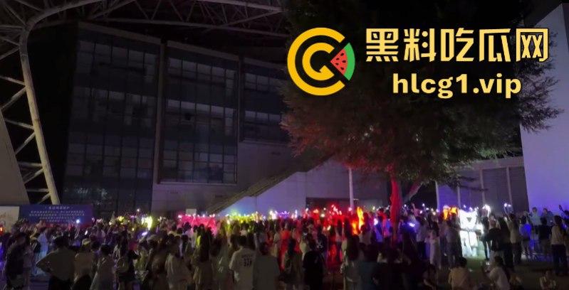 时代少年团真不愧是内娱顶流！此刻常州奥体的外场气氛嗨到堪比演唱会现场！-11