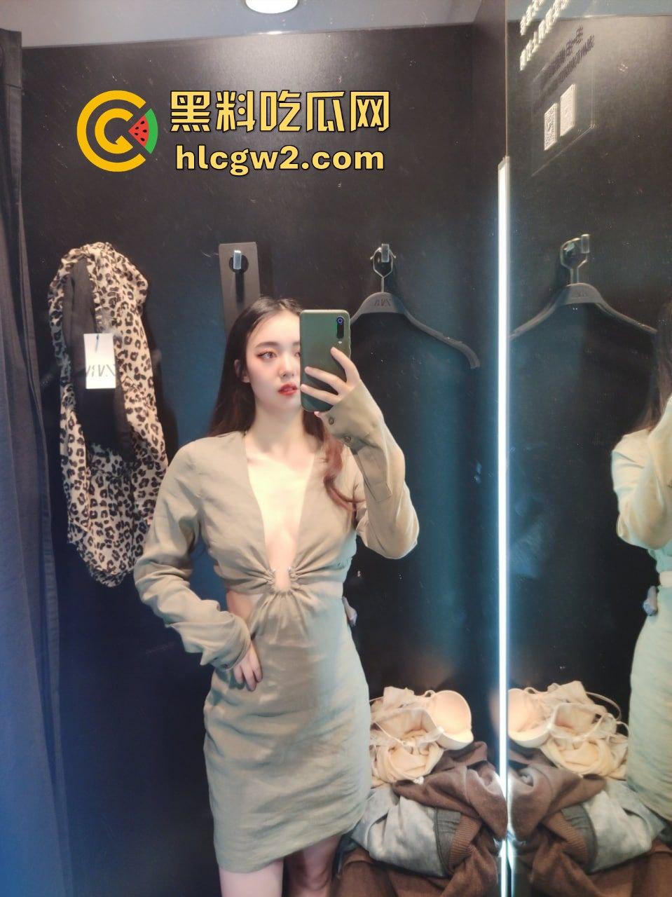 长沙理工学妹【钟语嫣】露脸自拍流出，清纯外表掩不住闷骚榨汁机，后入翘臀爽到爆！-1