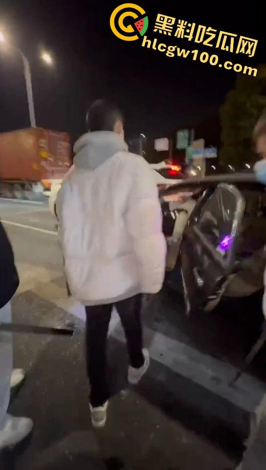 真人版罪恶都市!大马路沦为“死亡角斗场”,仇家飙车怒撞,一米多长“索命”刀狂舞-1