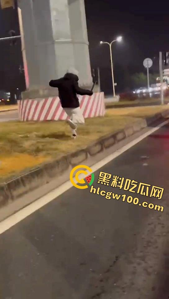 真人版罪恶都市!大马路沦为“死亡角斗场”,仇家飙车怒撞,一米多长“索命”刀狂舞-5