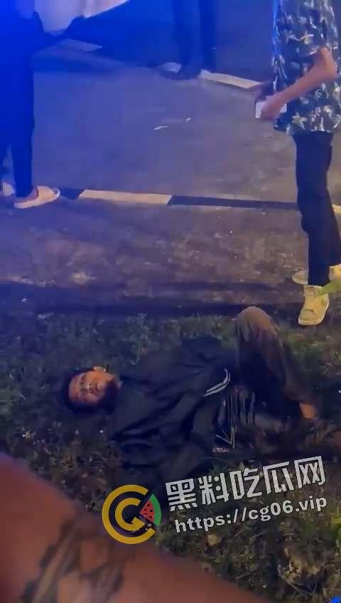 马来西亚第一狠人！割喉完把自己肚子刨开拿肠子出来看 现场血腥画面流出 慎入-7