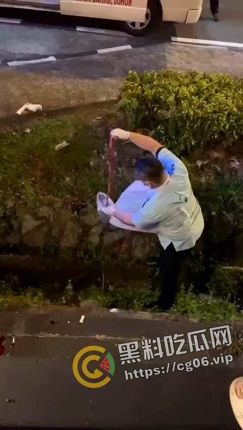 马来西亚第一狠人！割喉完把自己肚子刨开拿肠子出来看 现场血腥画面流出 慎入-8