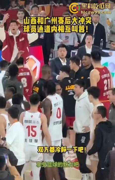 什么情况？广州男篮球员通道围堵山西男篮，打球不过瘾现在开始打人了，现场乱成一团！-1