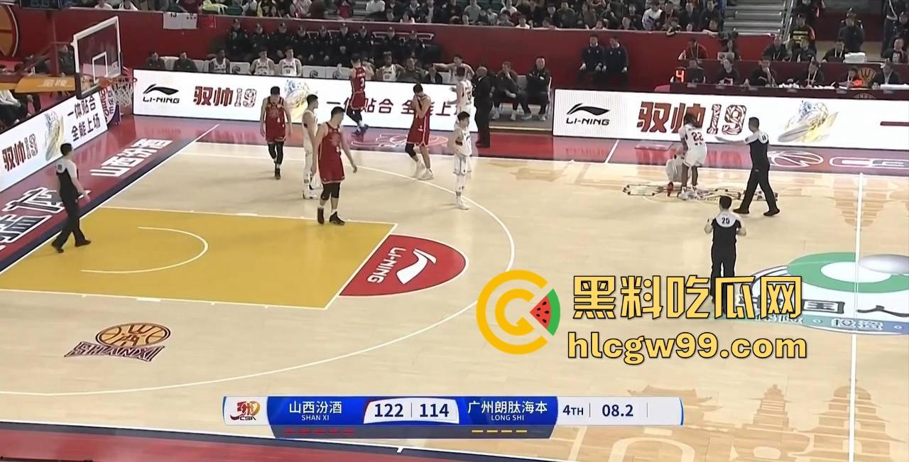 什么情况？广州男篮球员通道围堵山西男篮，打球不过瘾现在开始打人了，现场乱成一团！-4