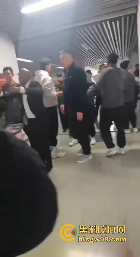 什么情况？广州男篮球员通道围堵山西男篮，打球不过瘾现在开始打人了，现场乱成一团！-6