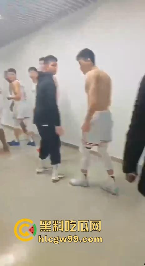 什么情况？广州男篮球员通道围堵山西男篮，打球不过瘾现在开始打人了，现场乱成一团！-7