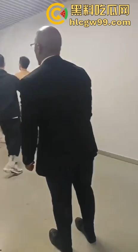 什么情况？广州男篮球员通道围堵山西男篮，打球不过瘾现在开始打人了，现场乱成一团！-8