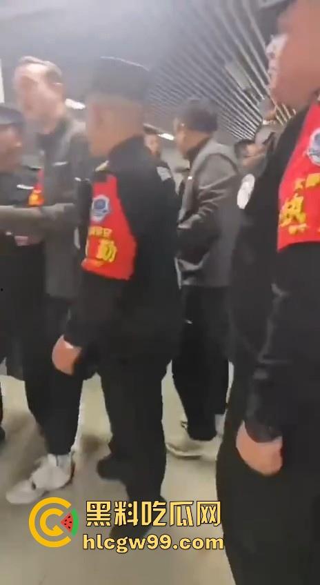 什么情况？广州男篮球员通道围堵山西男篮，打球不过瘾现在开始打人了，现场乱成一团！-9