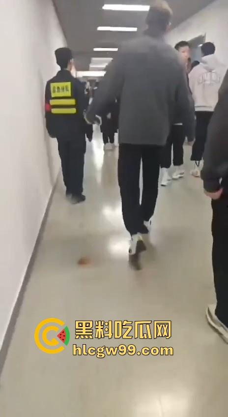 什么情况？广州男篮球员通道围堵山西男篮，打球不过瘾现在开始打人了，现场乱成一团！-10