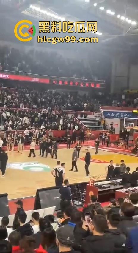 什么情况？广州男篮球员通道围堵山西男篮，打球不过瘾现在开始打人了，现场乱成一团！-12