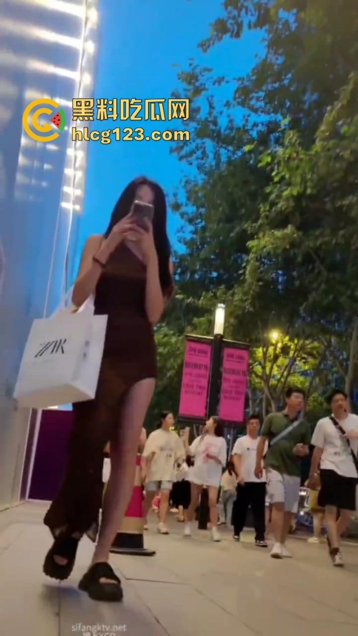 姑娘你以为穿长裙就安全了？极品美女裙底被偷拍浑然不知 白色逼缝一览无余-3