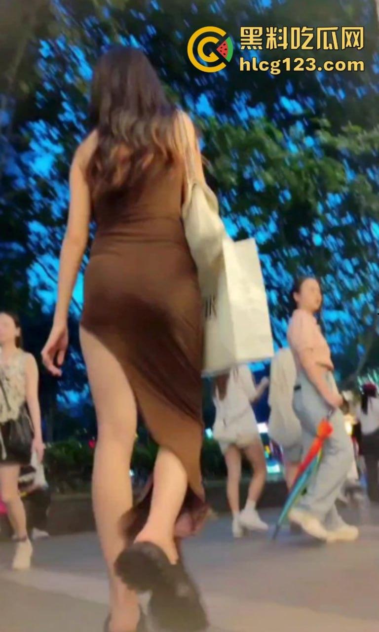 姑娘你以为穿长裙就安全了？极品美女裙底被偷拍浑然不知 白色逼缝一览无余-4