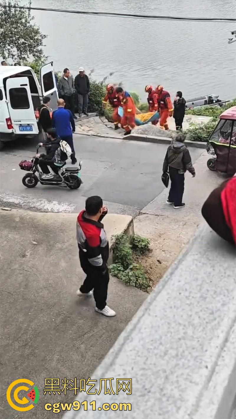 山东滕州荆河路荆河桥，附近打捞出一男子尸体，又是钓鱼佬发现的，疑似上游冲到下游，怀疑是为情自尽！-4