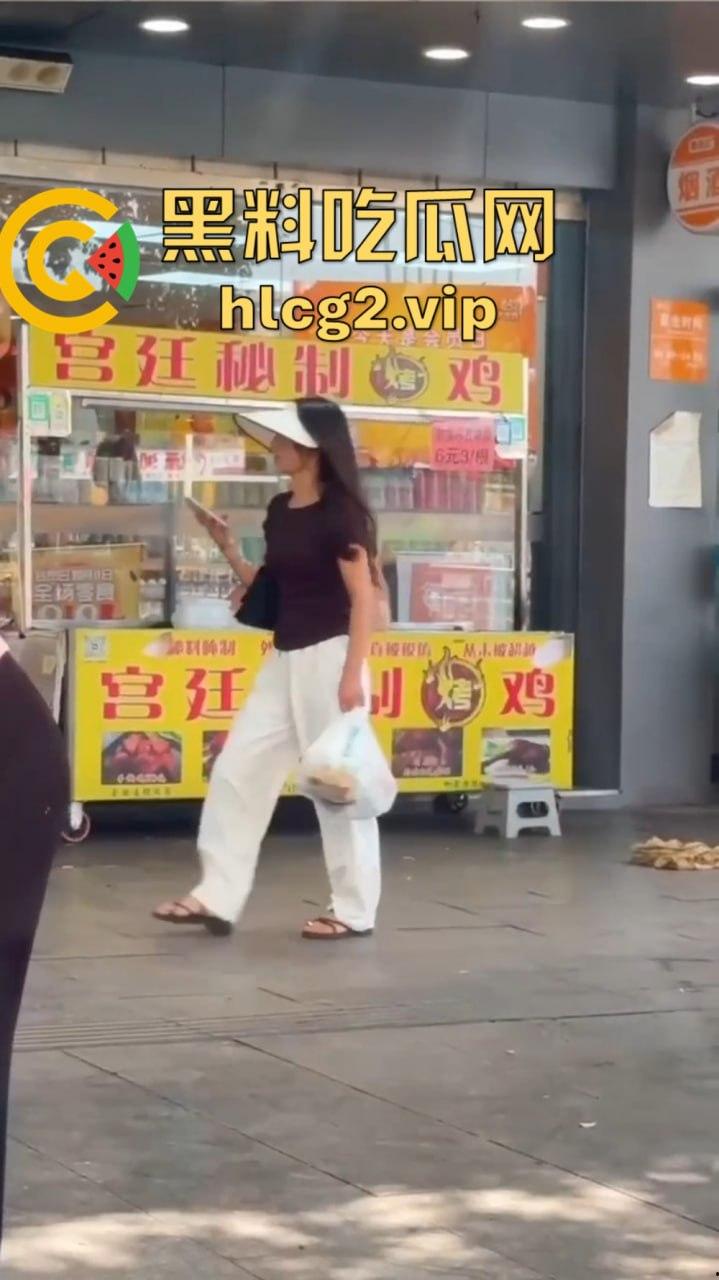 福建疯女人当街发疯！穿着内衣拿锅铲狂砸摊位，路过阿姨无辜挨锤头破血流！-1