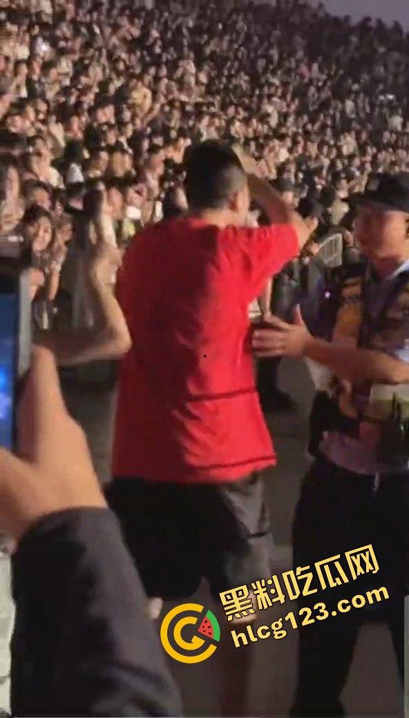 侃爷海口演唱会引爆全场！潮人汇聚齐喊Fuck adidas，Rapper孩子王化身灵长类猴子拥抱侃爷！-2