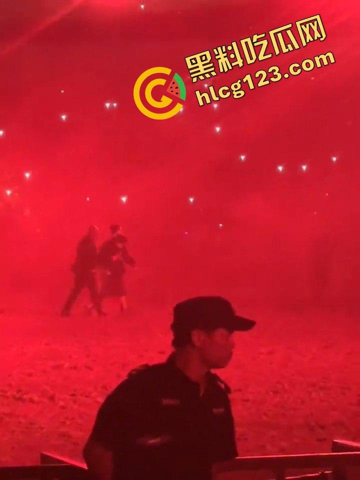 侃爷海口演唱会引爆全场！潮人汇聚齐喊Fuck adidas，Rapper孩子王化身灵长类猴子拥抱侃爷！-3