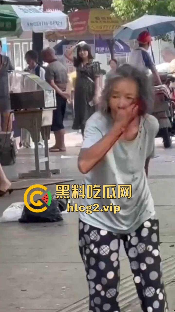 福建疯女人当街发疯！穿着内衣拿锅铲狂砸摊位，路过阿姨无辜挨锤头破血流！-4